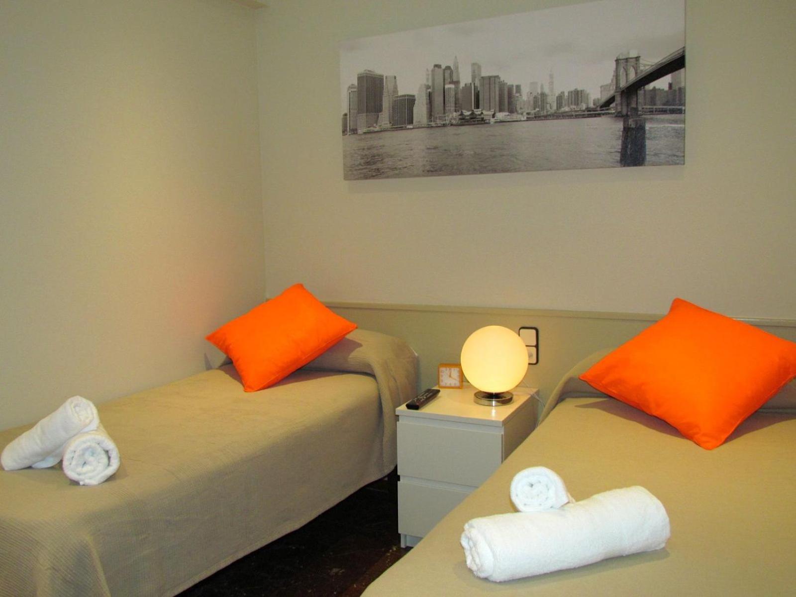 Barcelona City Street Hostal — Photos 1